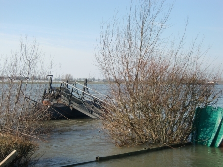 Rees : Stadtteil Bienen, der Fähranleger in Grietherort ist zum Teil überschwemmt durch das Rheinhochwasser ( Feb. 2013 )